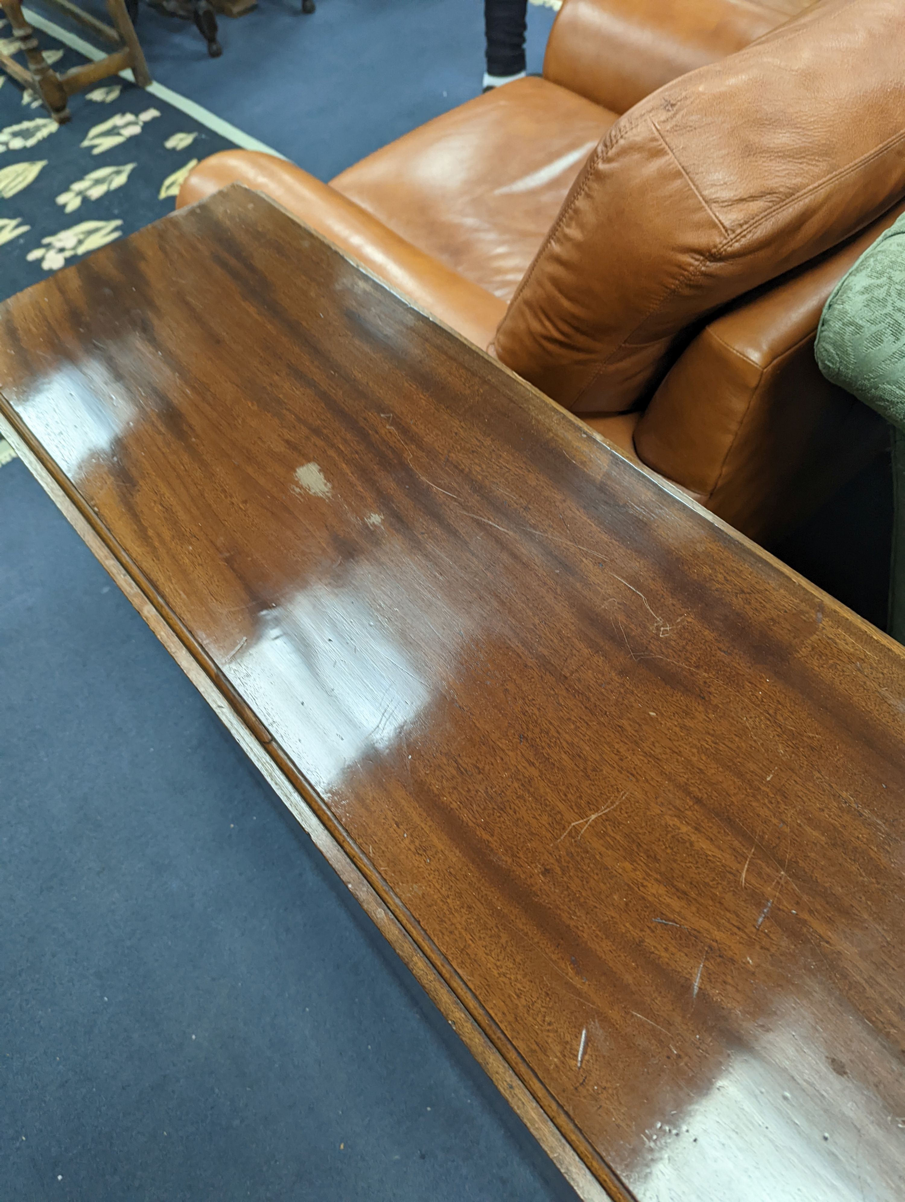 A Regency mahogany dropleaf dining table, length 153cm extended, width 105cm, height 70cm